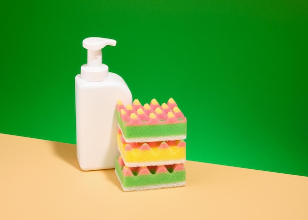 Witte afwasgel dispenser en gekleurde zachte sponzen Reiniging van afwas