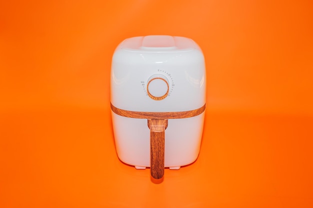 Witte Airfryer met houten handvat