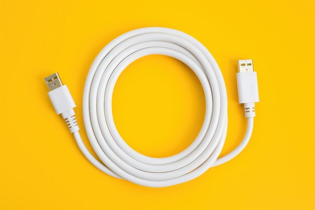 Witte Apple Lightning-naar-USB-C-kabel opgerold op gele achtergrond
