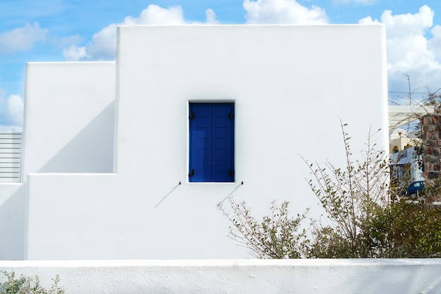 Witte architectuur op het eiland Santorini, Cycladen, Griekenland Witte gebouwen met blauwe ramen