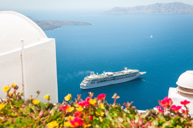 Witte architectuur op het eiland Santorini, Griekenland Bloemen op het terras met uitzicht op zee