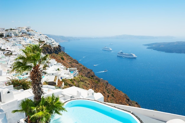 Witte architectuur op het eiland Santorini, Griekenland. Mooie zomerse landschap, uitzicht op zee.