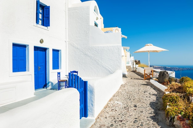 Witte architectuur op het eiland Santorini, Griekenland. Mooie zomerse landschap, uitzicht op zee.