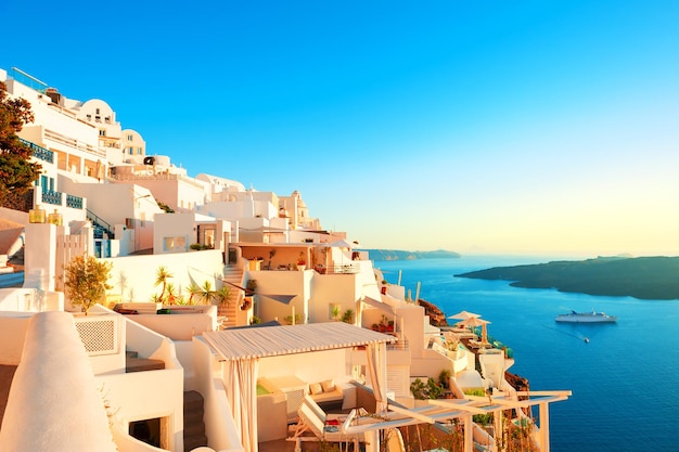 Witte architectuur op het eiland Santorini, Griekenland. Panoramisch uitzicht bij zonsondergang. Beroemde reisbestemming