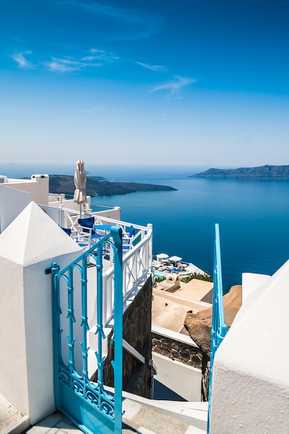 Witte architectuur op het eiland Santorini, Griekenland. Prachtig landschap met uitzicht op zee