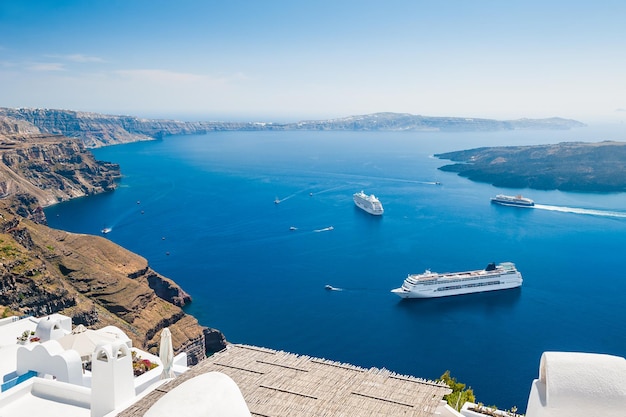 Witte architectuur op het eiland Santorini, Griekenland. Prachtig landschap met uitzicht op zee