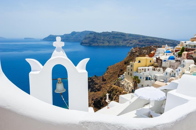 Witte architectuur op het eiland Santorini, Griekenland. Prachtig landschap met uitzicht op zee