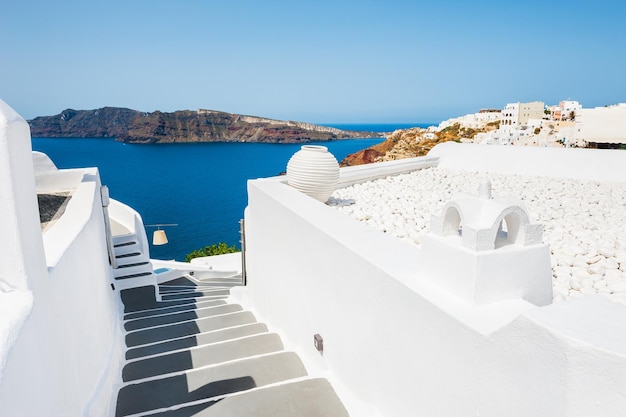 Witte architectuur op het eiland Santorini, Griekenland. Prachtig landschap met uitzicht op zee