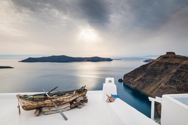 Witte architectuur op het eiland Santorini, Griekenland. Prachtig landschap met uitzicht op zee