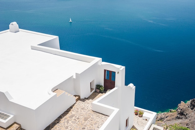 Witte architectuur op het eiland Santorini, Griekenland. Prachtig landschap met uitzicht op zee