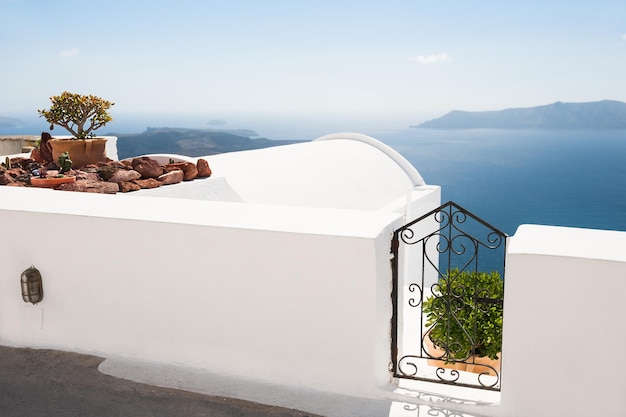 Witte architectuur op het eiland Santorini, Griekenland. Prachtig landschap, uitzicht op zee. Selectieve focus