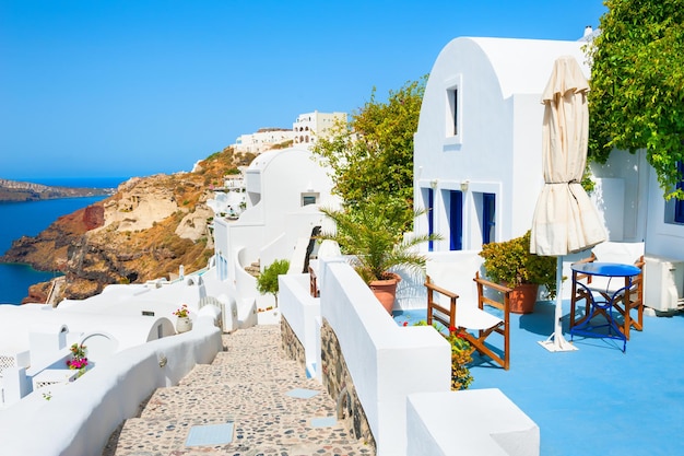 Witte architectuur op het eiland santorini, griekenland. zomer landschap, uitzicht op zee.