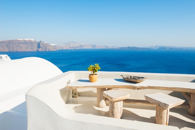 Witte architectuur op het eiland Santorini, Griekenland. Zomer landschap, uitzicht op zee.