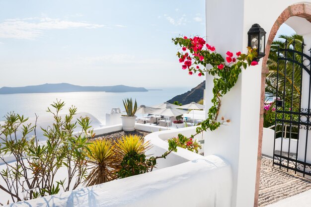 Witte architectuur op het eiland Santorini, Griekenland. Zomerlandschap, zeezicht