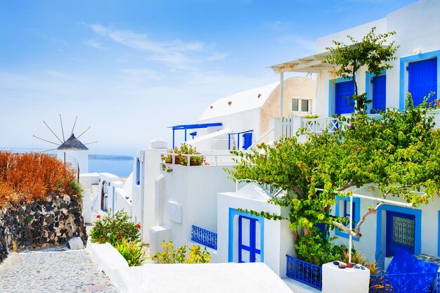 Witte architectuur op het eiland Santorini, Griekenland.