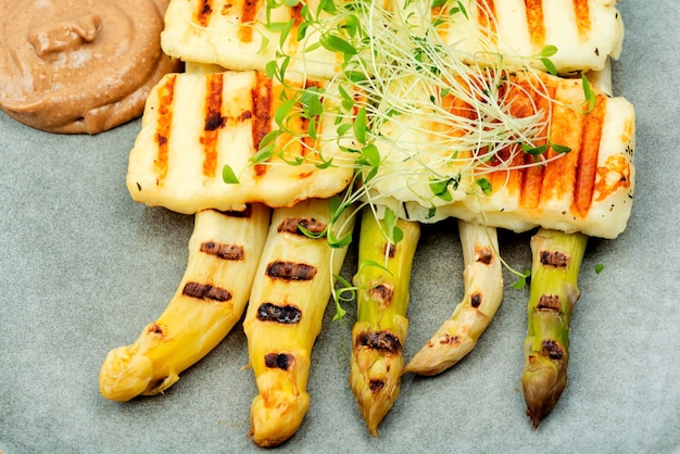 Witte asperges met halloumi-kaas