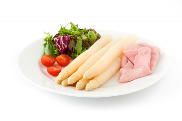 Witte asperges met salade en ham op wit