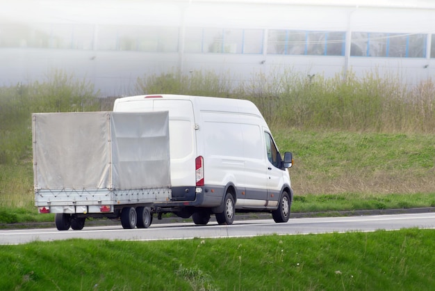 Witte auto trekker op een zonnige landelijke weg