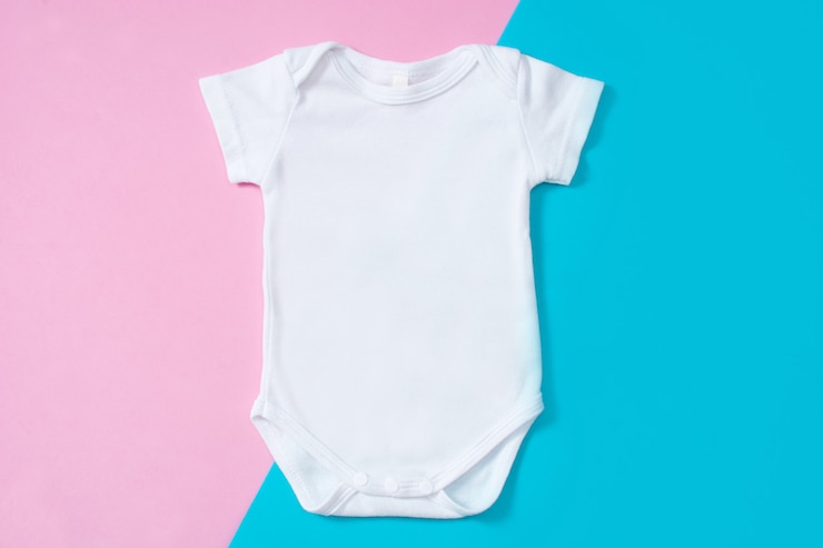 Foto witte baby romper op een veelkleurige achtergrond