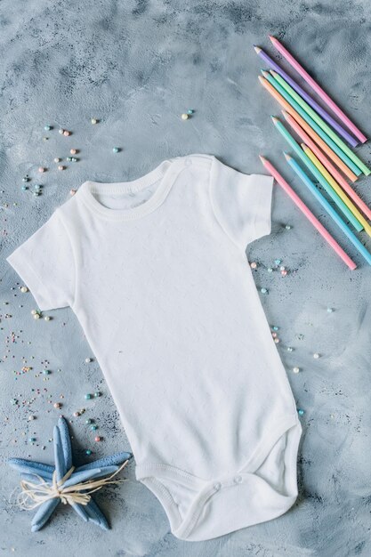 witte babykleding, mockup voor pasgeboren babykostuum