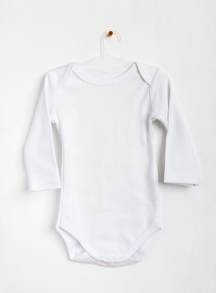 Foto witte babykleertjes op een hanger mockup voor ontwerp
