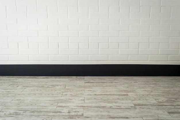 Witte bakstenen muur en tegelvloer - interieur van een gang in het flatgebouw