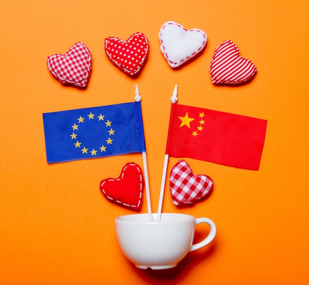 Witte beker- en hartvormen met vlaggen van de europese unie en china