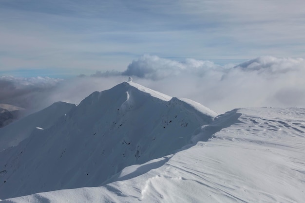 Witte bergtop in de sneeuw