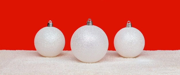 Witte berijpte kerstballen