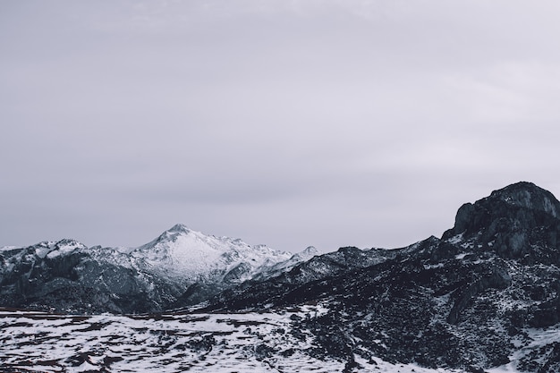 Witte besneeuwde bergen