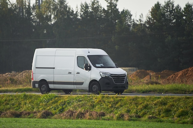 Witte bestelwagen Levering aan voorstedelijke huizen Commerciële bestelwagen op de weg Ladinglevering op het platteland LightDuty Truck in actie