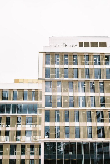 Foto witte betonnen gebouw met glazen ramen