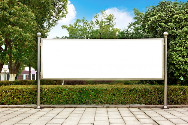 Foto witte billboard parkeren