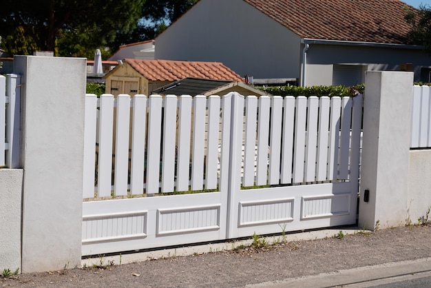 Witte binnenkomst plastic pvc moderne stijl huis witte poort portaal polyvinylchloride moderne poort portaal van huis deur van buitenwijken huis in straatzicht
