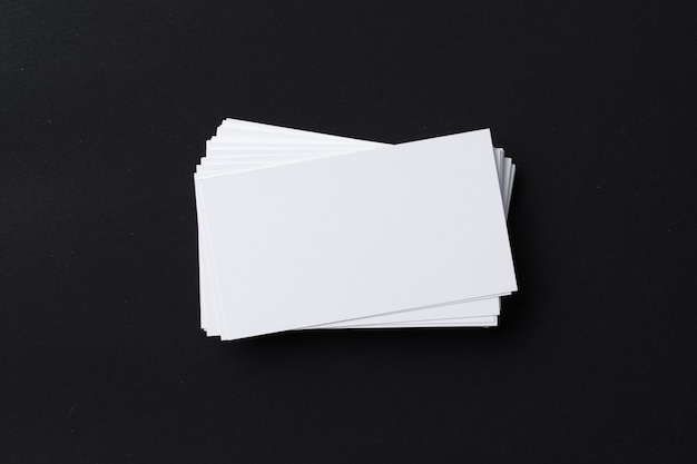 Witte blanco visitekaartjes op donkere zwarte achtergrond