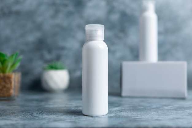 Witte blanke cosmetische fles vochtinbrengende lotion of shampoo met gedroogde plantenbloemen