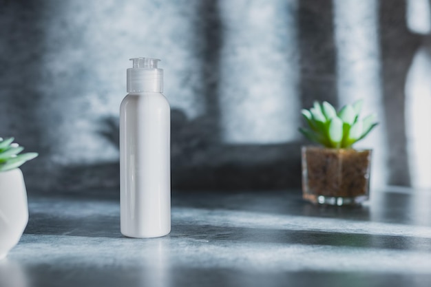 Witte blanke cosmetische fles vochtinbrengende lotion of shampoo met gedroogde plantenbloemen
