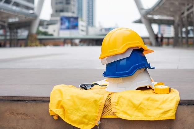 Witte, blauwe en gele veiligheidshelm met formeel vest voor industriële veiligheidsman