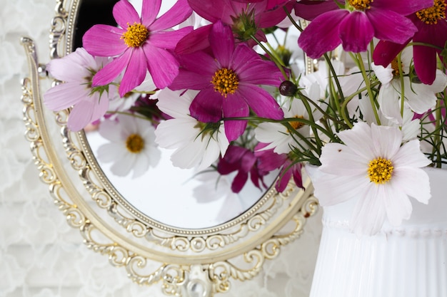 Witte bloemboeket in keramische vaas. Bruiloft decoratie.