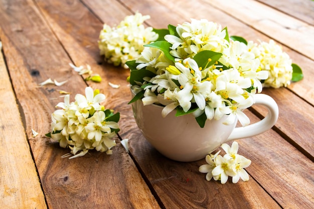 witte bloemen jasmijn in kopje arrangement ansichtkaart stijl