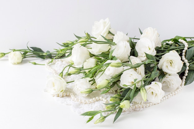 Witte bloemen met parel kralen