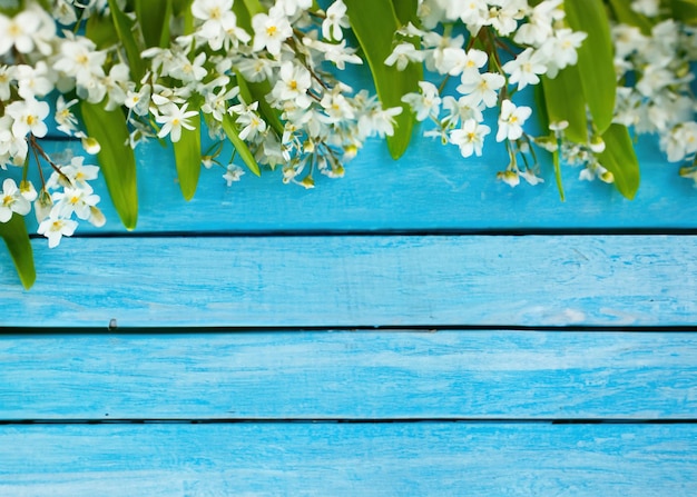 Witte bloemen op blauwe houten serene bloemenfotografie