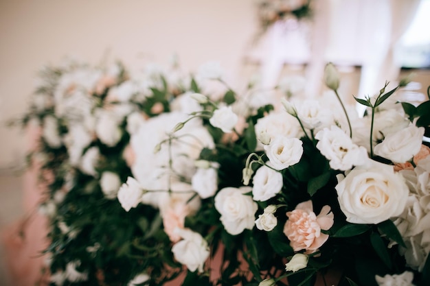 Foto witte bloemen op een bruiloftstafel in een restaurant een restaurant inrichten voor een feestelijk diner