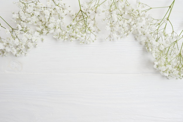 Witte bloemen op houten tafel