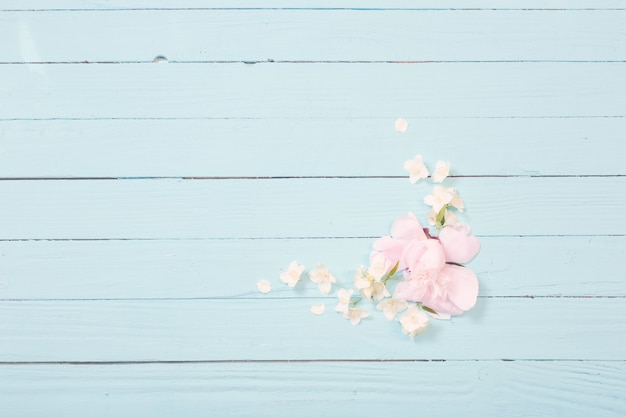 Witte bloemen op witte houten achtergrond