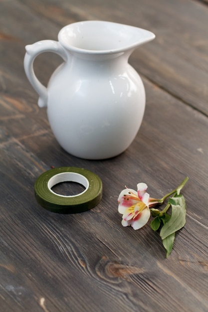 Witte bloempot op een houten tafel