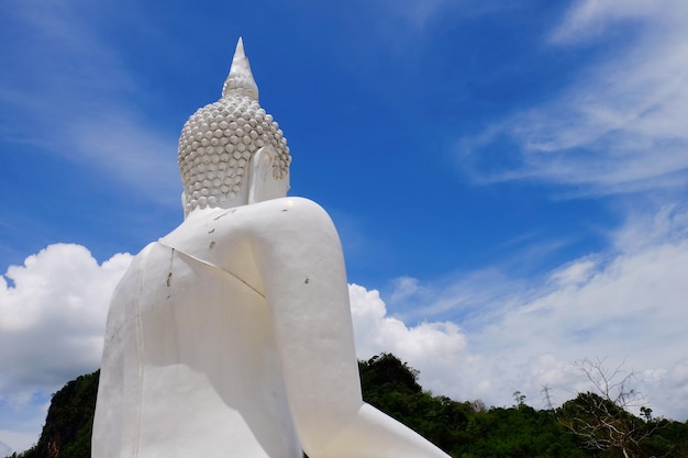 Witte Boeddha Met de blauwe lucht, mooie wolken op heldere dagen.