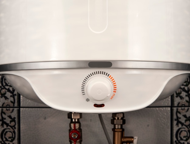 Witte boiler met watertemperatuurregelaar