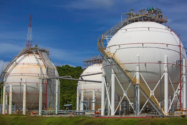 Witte bolvormige propaantanks met brandstofgaspijpleiding.