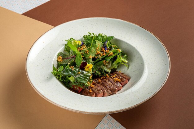 Witte bolw en salade Verse zalmsalade lichte maaltijd voor gezonde Sashimi-zeevruchtenset